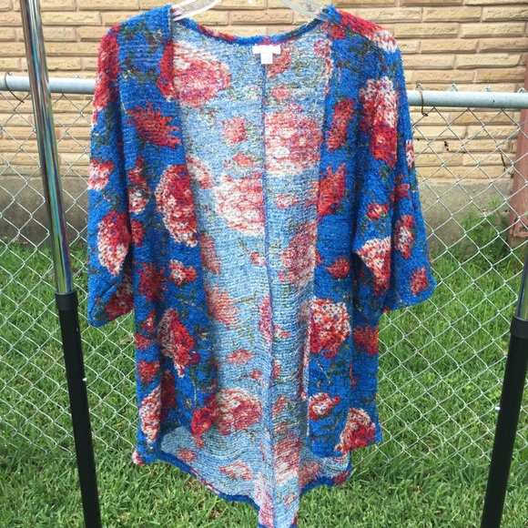 LuLaRoe Tops - Last call 🚨 Lularoe Small Floral Lindsey